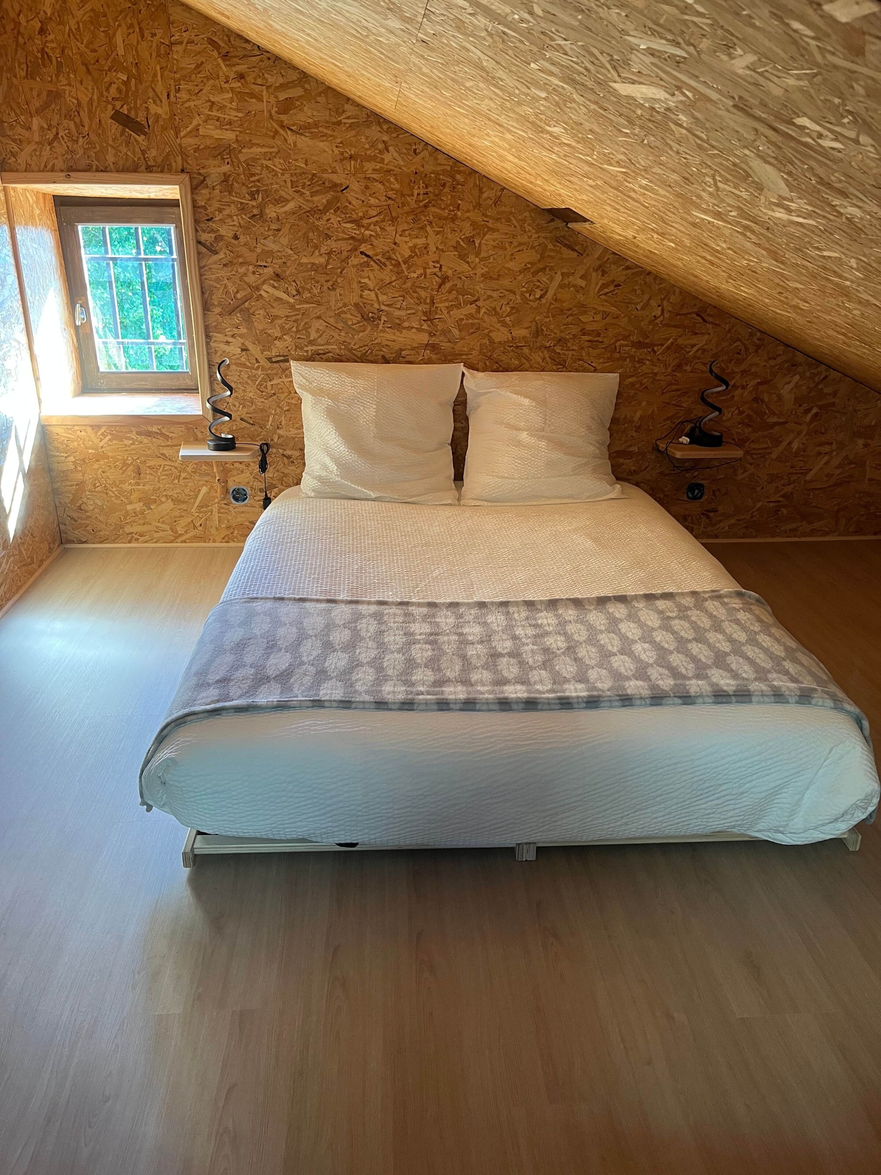 4 slaapkamers, een strijkplank/strijkijzer, gratis wifi, beddengoed