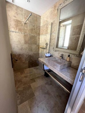 Regadera, secadora de cabello, papel de baño 