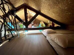 4 bedrooms, iron/ironing board, free WiFi, bed sheets - To complete (Satillieu)