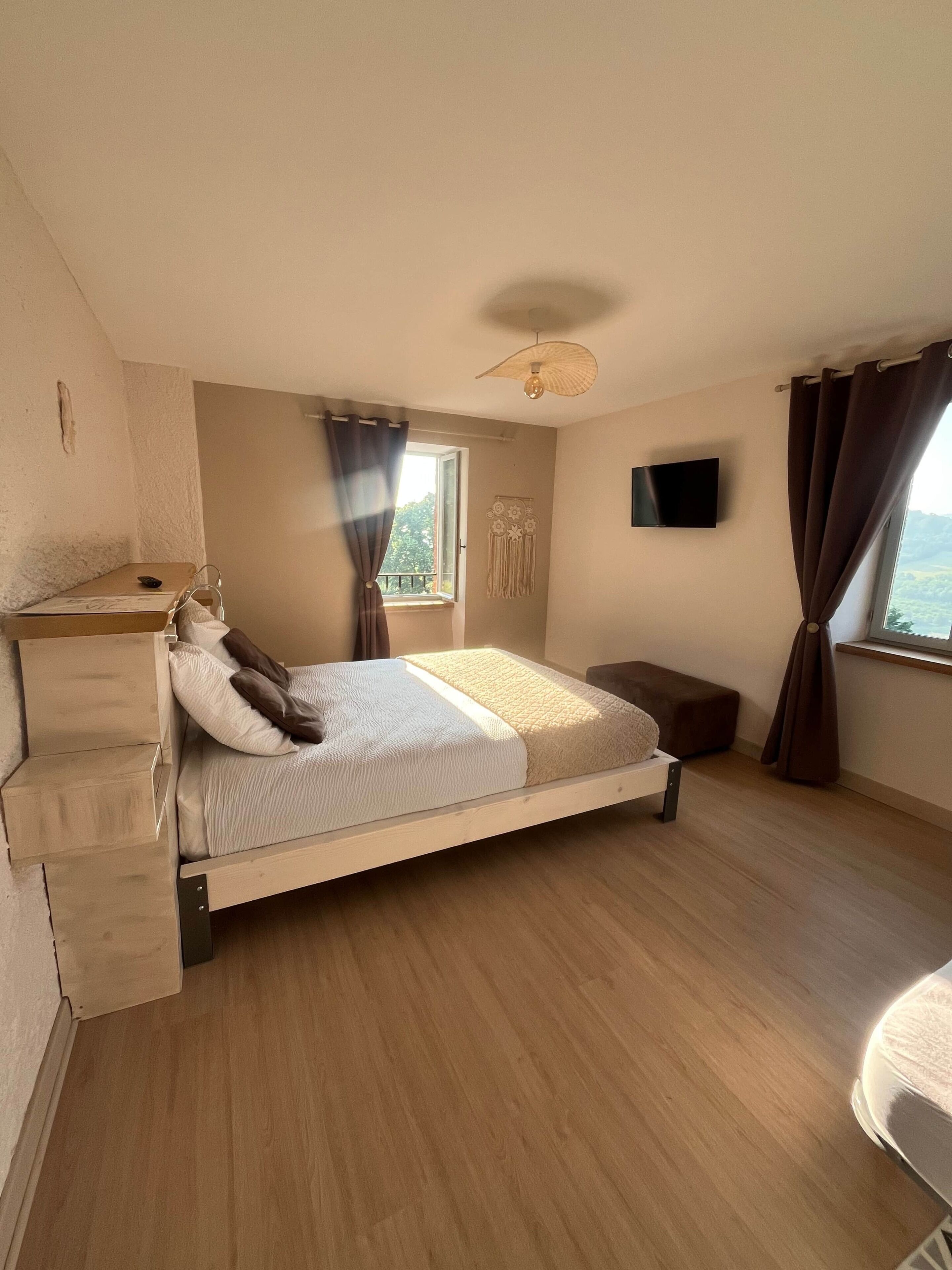4 slaapkamers, een strijkplank/strijkijzer, gratis wifi, beddengoed