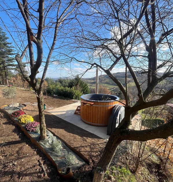 Outdoor spa tub