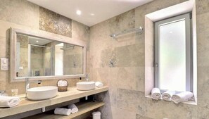 Dusche, Haartrockner, Toilettenpapier