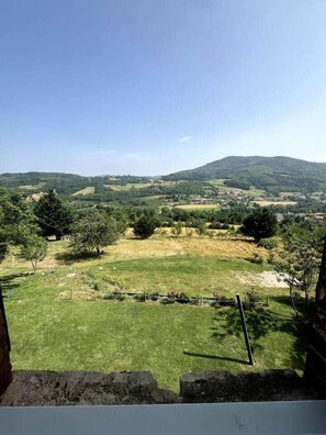 De la fenêtre Sud, on découvre une vue imprenable sur les prairies - La Granja — gîte for 10 with a Nordic bath, Ardèche (Satillieu)