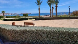 A park with a bench, palm trees, and a view of the sea. - Casa Roberto - Two Bedroom Apartment, Sleeps 4 (Pulpí)