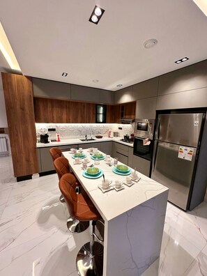 Micro-ondes, four, plaque de cuisson, lave-vaisselle