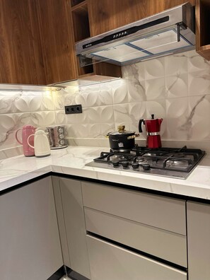 Micro-ondes, four, plaque de cuisson, lave-vaisselle