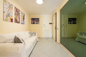 TV - Holiday Home 'P012' with Balcony, Wi-Fi and Air Conditioning (Cagliari)