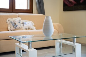 TV - Holiday Home 'P012' with Balcony, Wi-Fi and Air Conditioning (Cagliari)