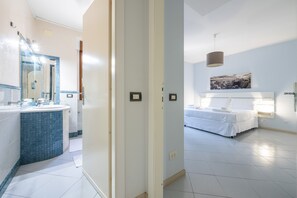 Regadera, secadora de cabello, toallas 