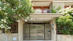 A gated entrance to a building with a balcony above. - Holiday Home 'P012' with Balcony, Wi-Fi and Air Conditioning (Cagliari)