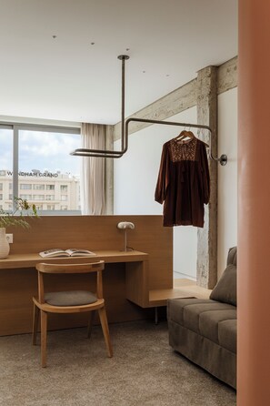 Acropolis Deluxe King Room | Desk, blackout curtains, soundproofing, free cots/infant beds - Elevate Athens (Athens)