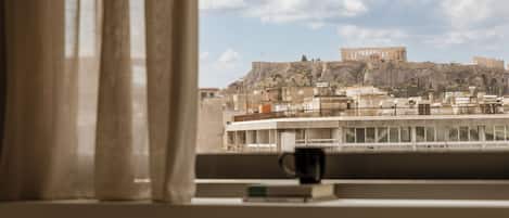 Acropolis Deluxe King Room | Desk, blackout drapes, soundproofing, free cribs/infant beds