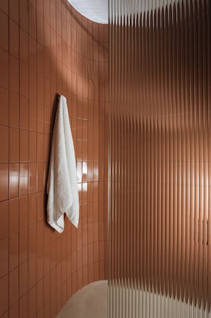 Acropolis Deluxe King Room | バスルーム | シャワー、バスアメニティ (無料)、ヘアドライヤー、タオル