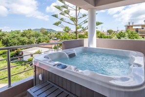 Outdoor spa tub - DimArist Residence in Zakynthos (Agios Kirikos)