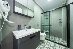 Hårtørrer, hjemmesko, håndklæder, Sæbe