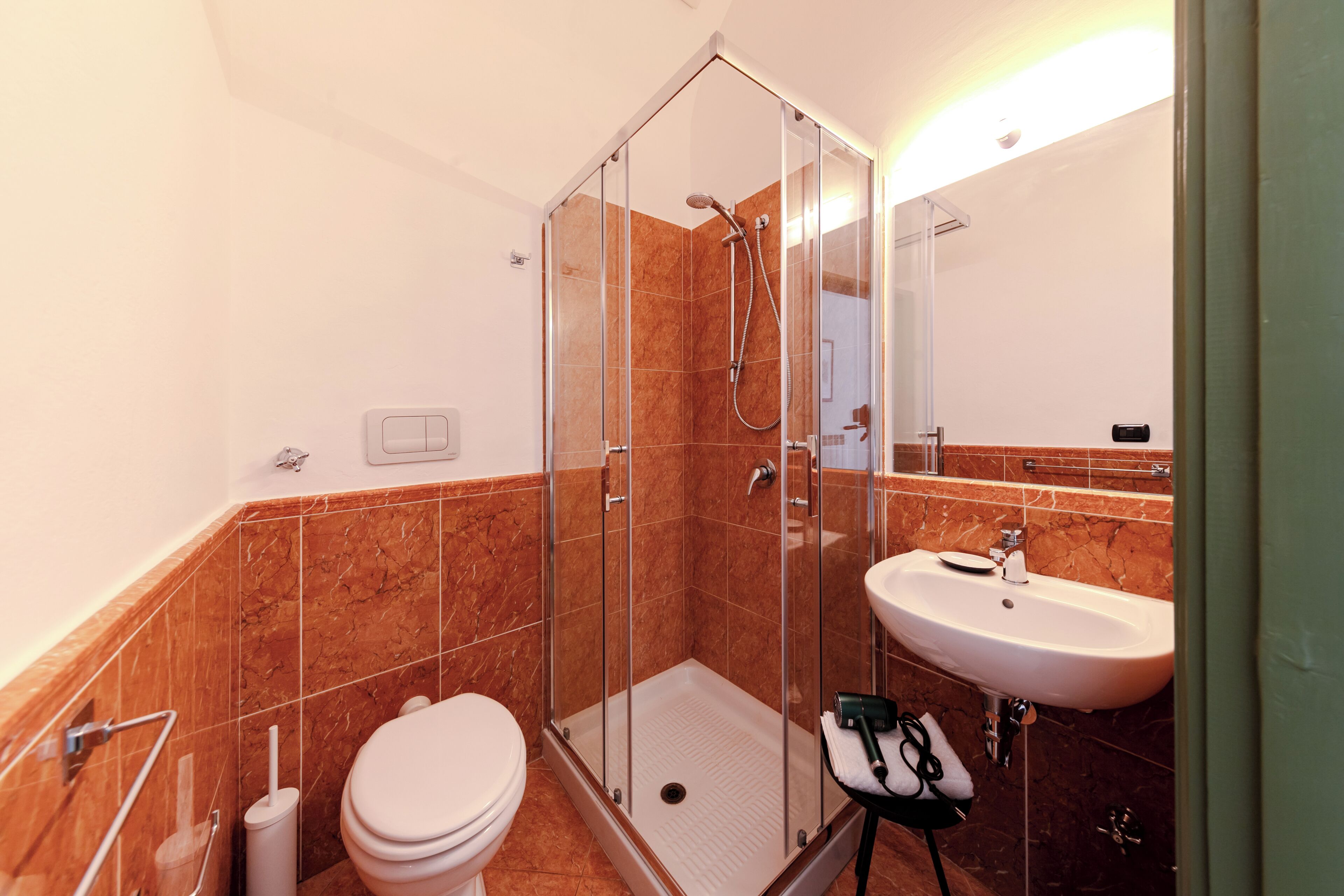 Quarto solteiro, vista para a cidade | Banheiro | Chuveiro, chuveiro com efeito de chuva