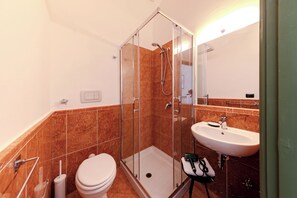 Enkeltrom, byutsikt | Bad | Dusj, regndusjhode, miljøvennlige toalettsaker og hårføner