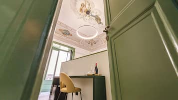 Doppia Deluxe, balcone, vista città | Biancheria da letto di alta qualità, copriletto in piuma