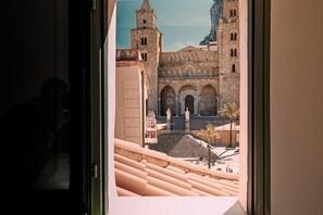 Eenpersoonskamer, uitzicht op de stad | Luxe beddengoed, donsdekens, bedden met traagschuimmatrassen