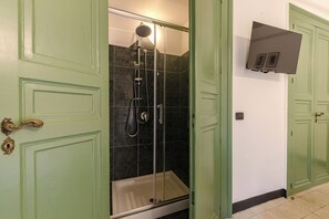 Deluxe tweepersoonskamer, balkon, uitzicht op de stad | Badkamer | Een douche, een regendouche,  milieuvriendelijk toiletgerief
