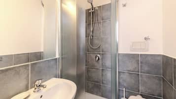 Single Room, City View | Bathroom | Shower, rainfall showerhead, eco-friendly toiletries, hair dryer