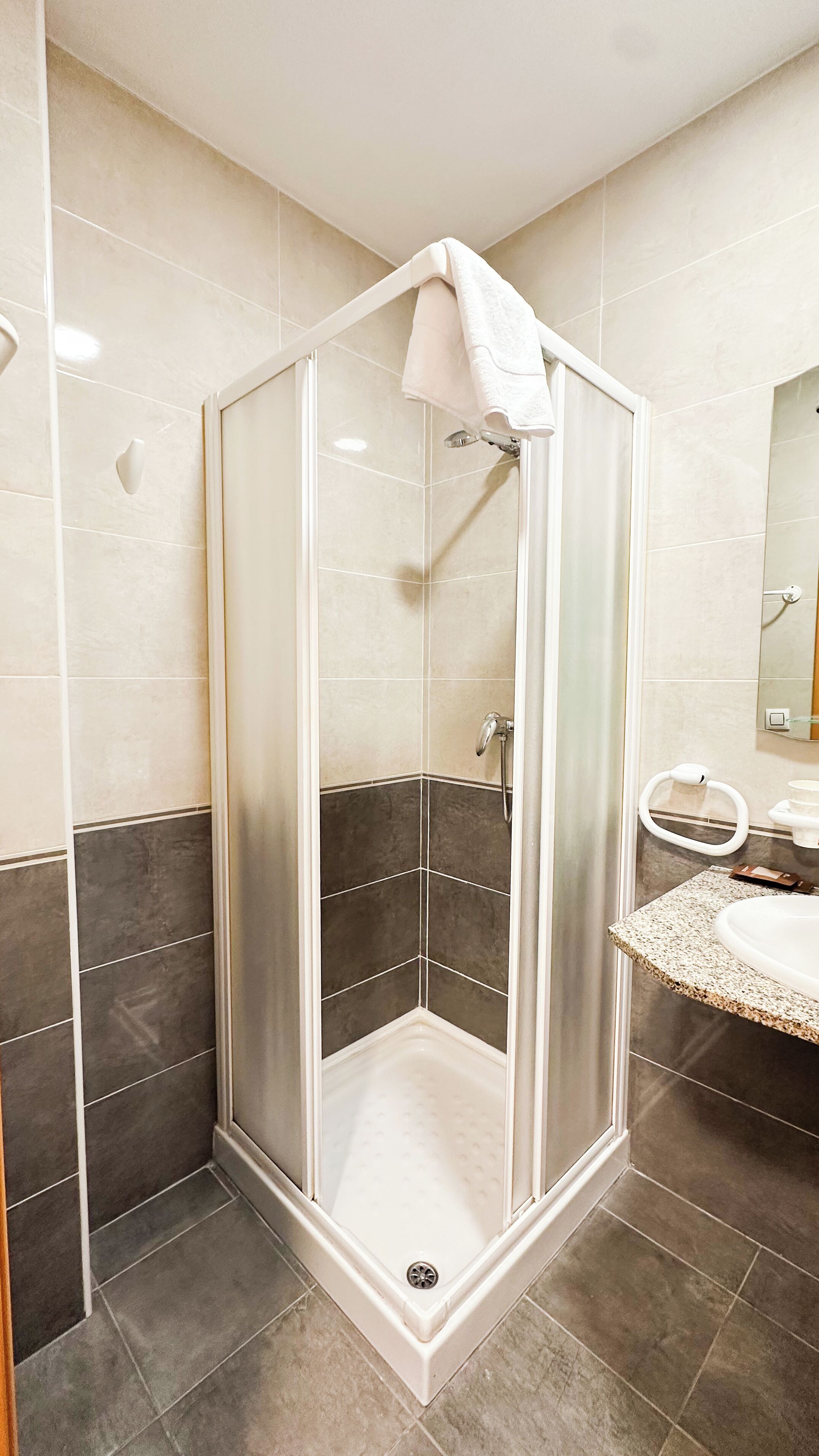 Secador de pelo, toallas, jabón y champú