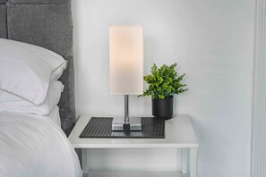 3 bedrooms, iron/ironing board, internet, bed sheets