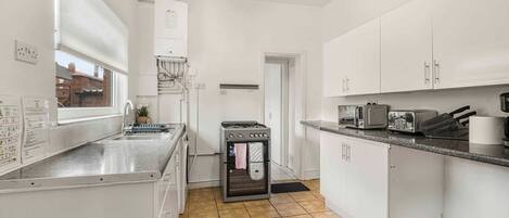 Kühlschrank, Mikrowelle, Ofen, Wasserkocher mit Kaffee-/Teezubehör