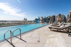 Pool - Amazing 2Br Apartment with Stunning Burj View (Dubai)