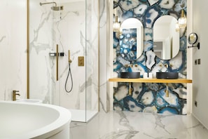 Dusche, umweltfreundliche Kosmetikartikel, Haartrockner, Bidet