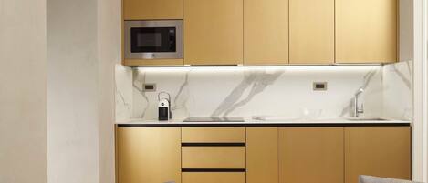 Kühlschrank, Ofen, Herdplatte, Wasserkocher mit Kaffee-/Teezubehör