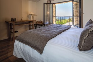 7 bedrooms, iron/ironing board, WiFi, bed sheets