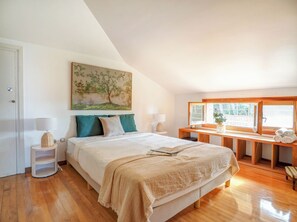 7 bedrooms, iron/ironing board, free WiFi, bed sheets