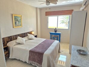 3 habitaciones, tabla de planchar con plancha y ropa de cama 