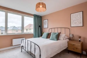 4 habitaciones, tabla de planchar con plancha y ropa de cama 