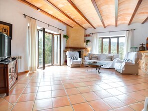 Una Smart TV, una chimenea, videojuegos, una mesa de tenis de mesa