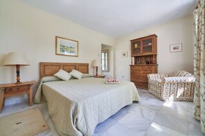5 quartos, ferros/tábuas de passar roupa, Wi-Fi, roupa de cama