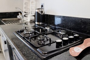 Micro-ondes, four, plaque de cuisson, lave-vaisselle
