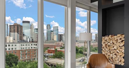Chic 1Bd Condo DT Minneapolis, with City Views & Prime Downtown Location
