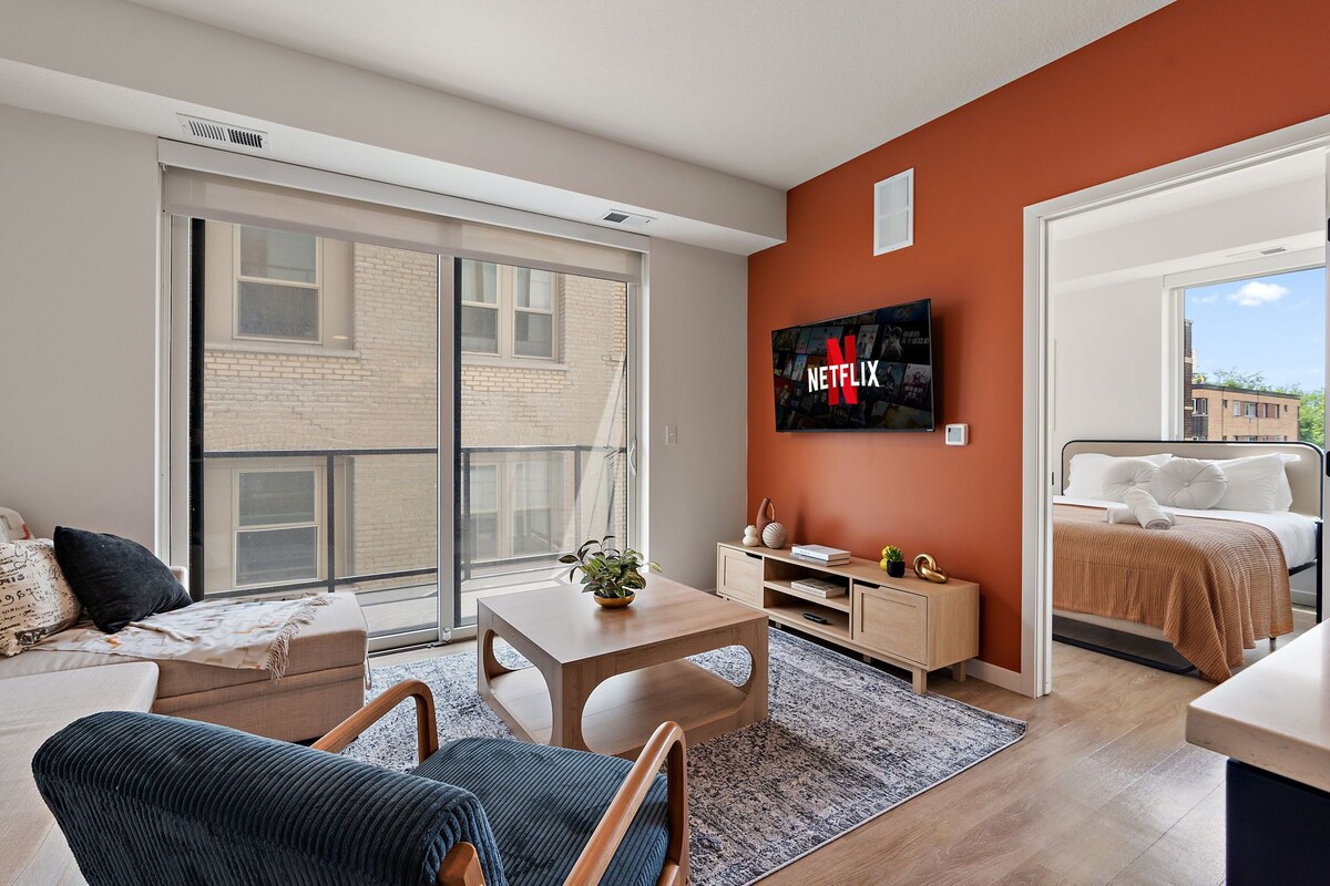 Chic 1Bd Condo DT Minneapolis, with City Views & Prime Downtown Location