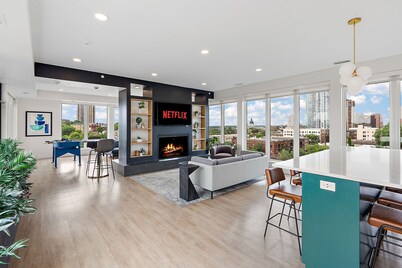 Chic 1Bd Condo DT Minneapolis, with City Views & Prime Downtown Location