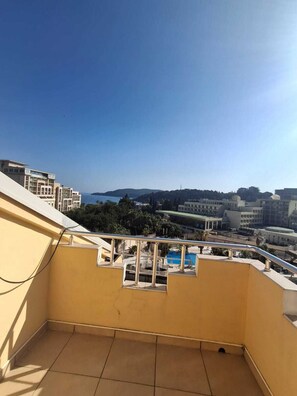 Comfort appartement, balkon, gedeeltelijk uitzicht op zee | Uitzicht vanaf balkon