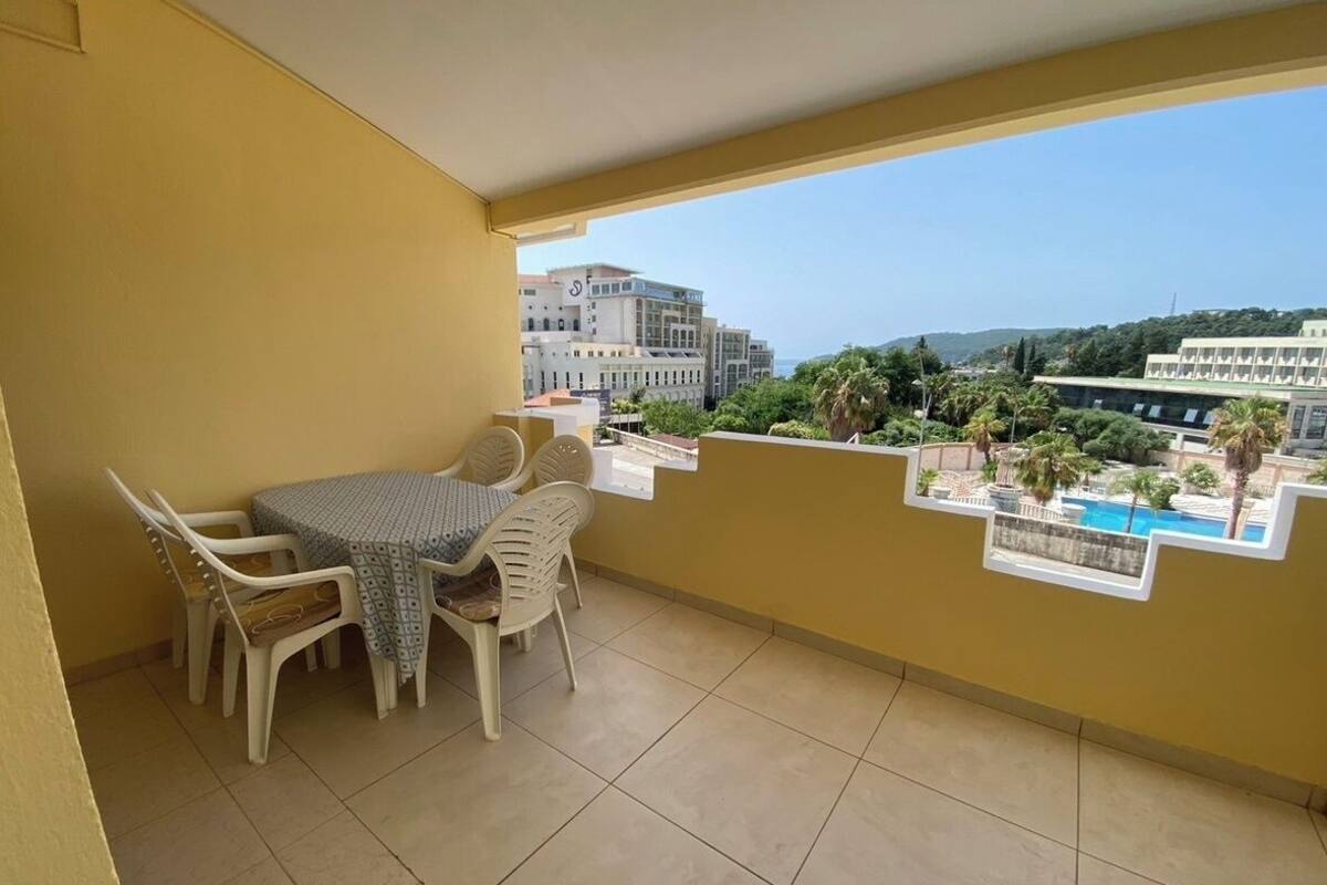 Chambre Double Confort, balcon, vue partielle sur la mer | Balcon