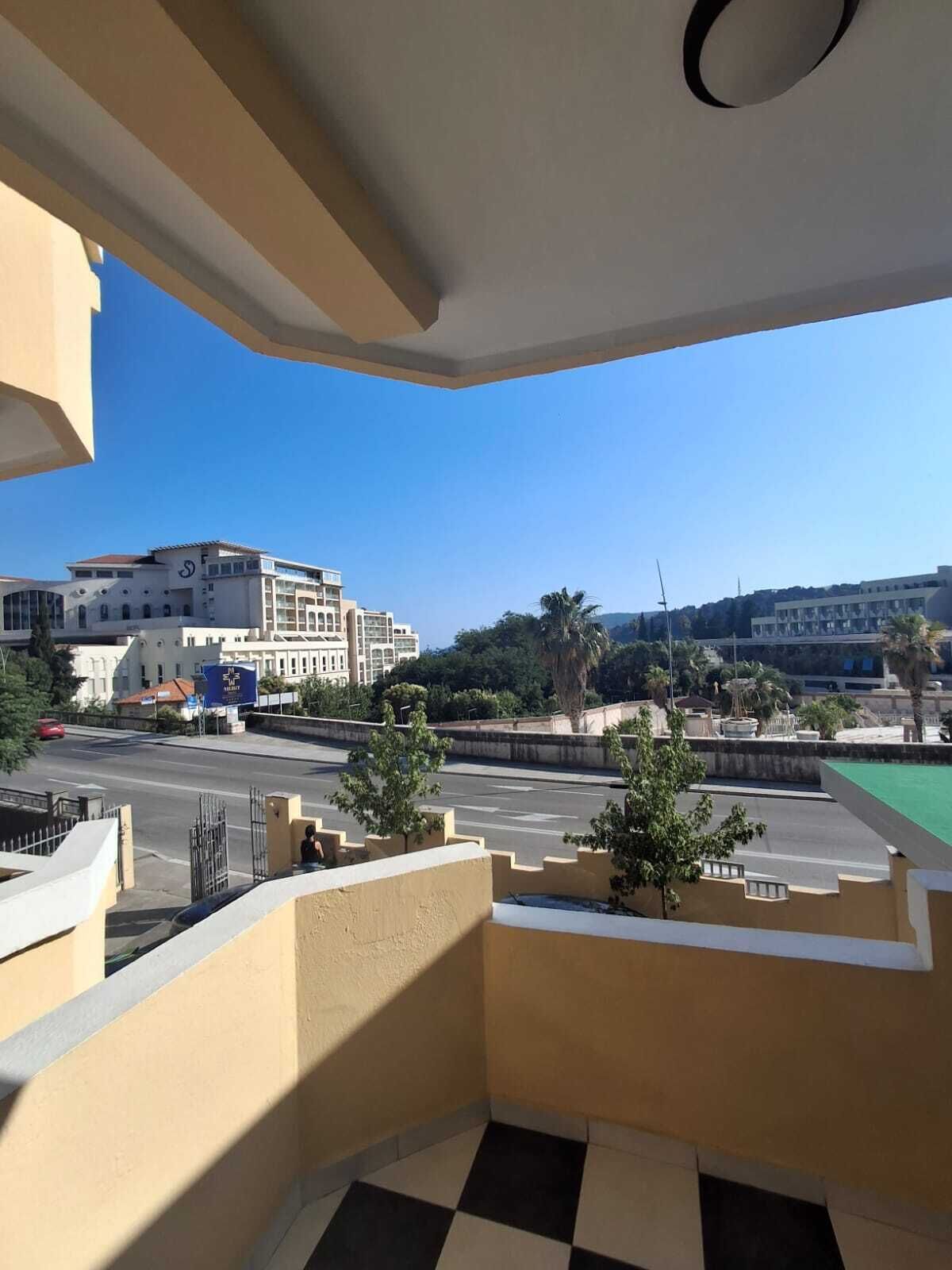 Estudio clásico, balcón, vistas parciales al mar | Balcón