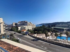 Appartement Confort, balcon, vue partielle sur la mer | Vue de la chambre