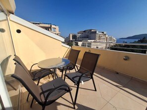 Comfort appartement, balkon, gedeeltelijk uitzicht op zee | Balkon