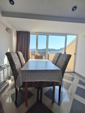 Leilighet – comfort, balkong, delvis sjøutsikt | Spisestue