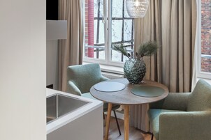Estudio Deluxe, vistas al patio | Zona de estar