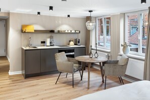 Deluxe-Apartment, Blick auf den Innenhof | Wohnbereich