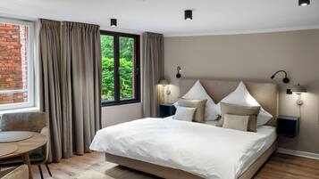 Deluxe Apartment, Courtyard View | Living area